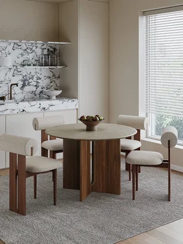 Wabi-sabi štýle domov obývacia izba travertín mramoru vintage masívneho dreva okrúhly jedálenský stôl a stoličky zmes