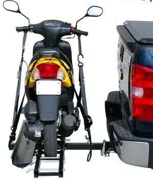 Čierny univerzálny suv auto späť namontované motorke klince zaťaženie závesu zadné modul prívesu motocykel dopravcu